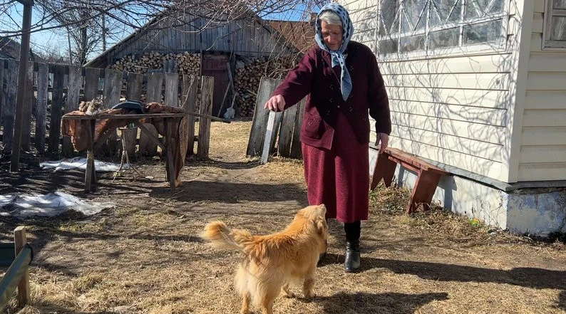 Жителька Рівненщини у 80 років уперше отримала закордонний паспорт і планує поїхати до внуків за кордон