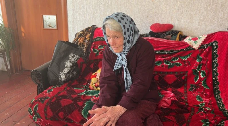 Жителька Рівненщини у 80 років уперше отримала закордонний паспорт і планує поїхати до внуків за кордон