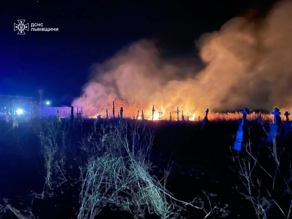 Через підпал сухої трави на Львівщині загорівся цвинтар