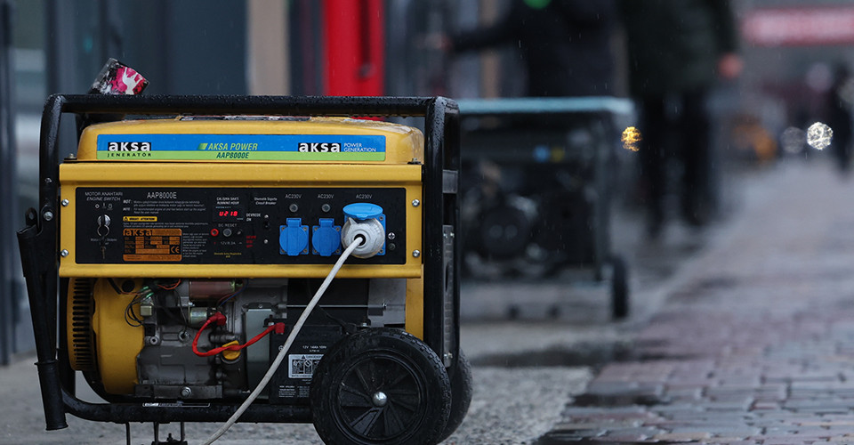 Через негоду по всій Україні знеструмлено понад 100 населених пунктів: стан енергосистеми 28 квітня