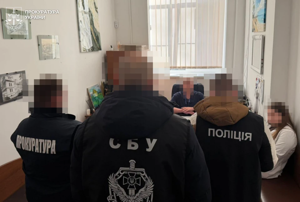 Завідувача відділення Університетської лікарні у Львові, який торгував меддокументами, затримали на хабарі