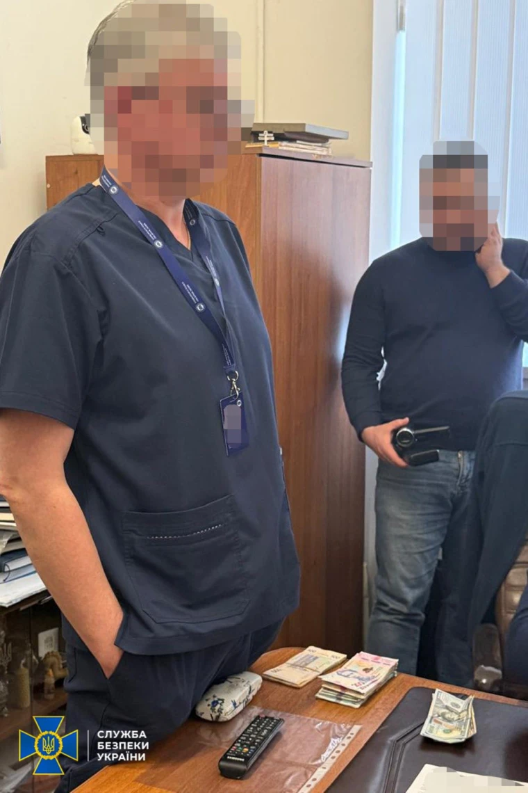Завідувача відділення Університетської лікарні у Львові, який торгував меддокументами, затримали на хабарі