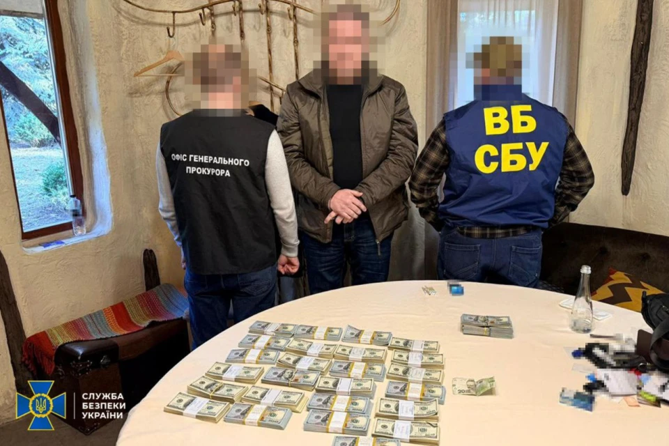 Заступника начальника СБУ на Рівненщині та топпосадовця столичного управління затримали за хабар у бурштиновій сфері