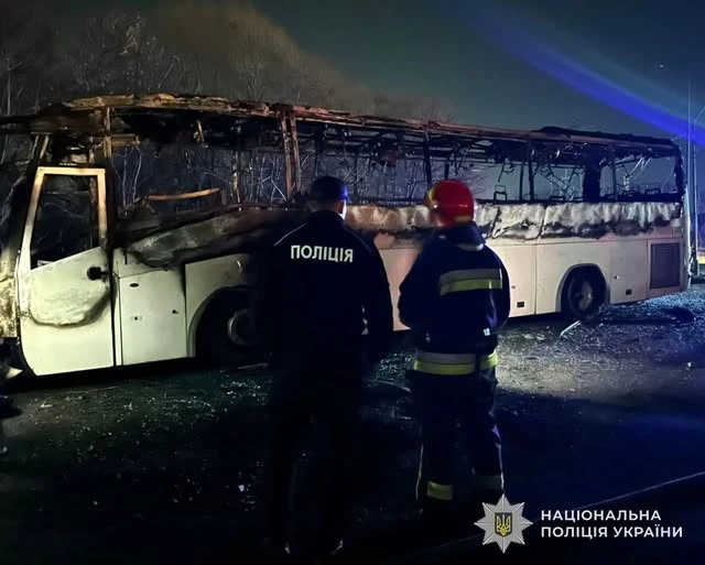 У Львові пролунав вибух – на одній зі стоянок загорівся автобус