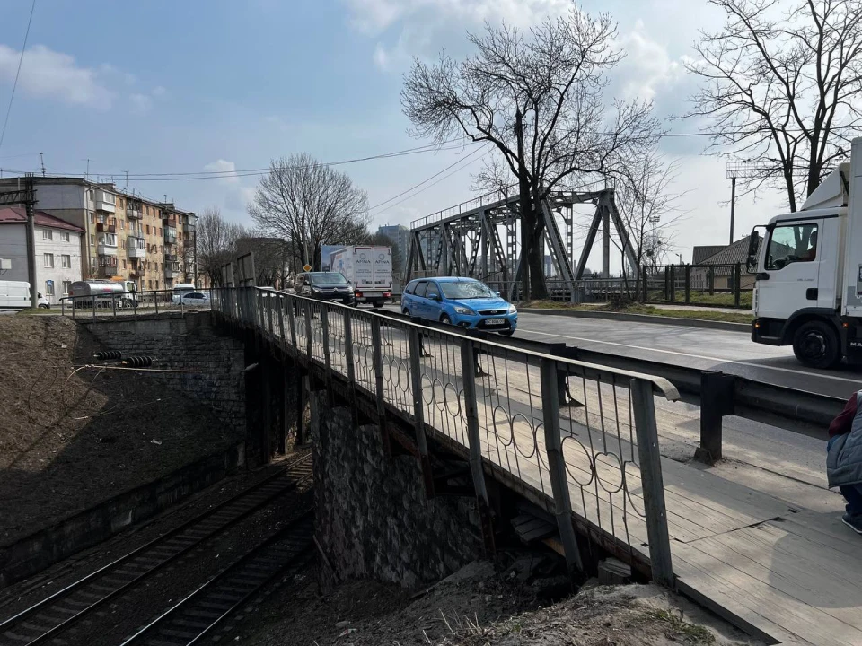 будівництво нового дублюючого моста на вулиці Ковча