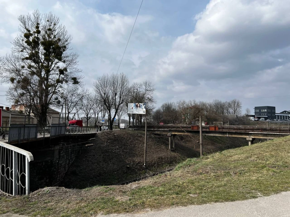 будівництво нового дублюючого моста на вулиці Ковча
