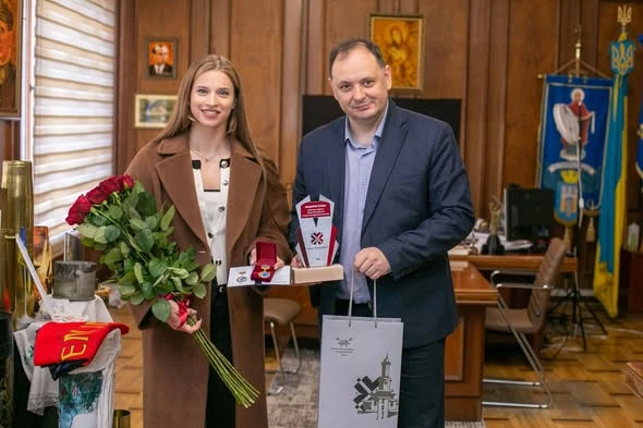 В Івано-Франківську нагородили спортсменку збірної України з веслування та її тренера