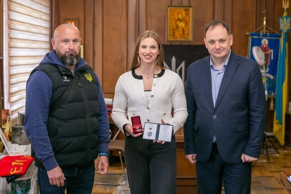 В Івано-Франківську нагородили спортсменку збірної України з веслування та її тренера