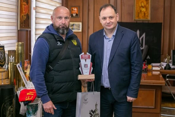 В Івано-Франківську нагородили спортсменку збірної України з веслування та її тренера