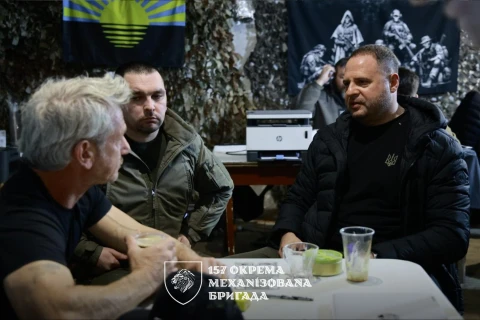 Американський актор Шон Пенн з ексголовою Офісу президента Андрієм Єрмаком на Донеччині