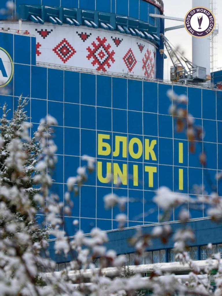 Найбільший мурал-вишиванка на реакторах: на Хмельницькій АЕС зафіксували рекорд України