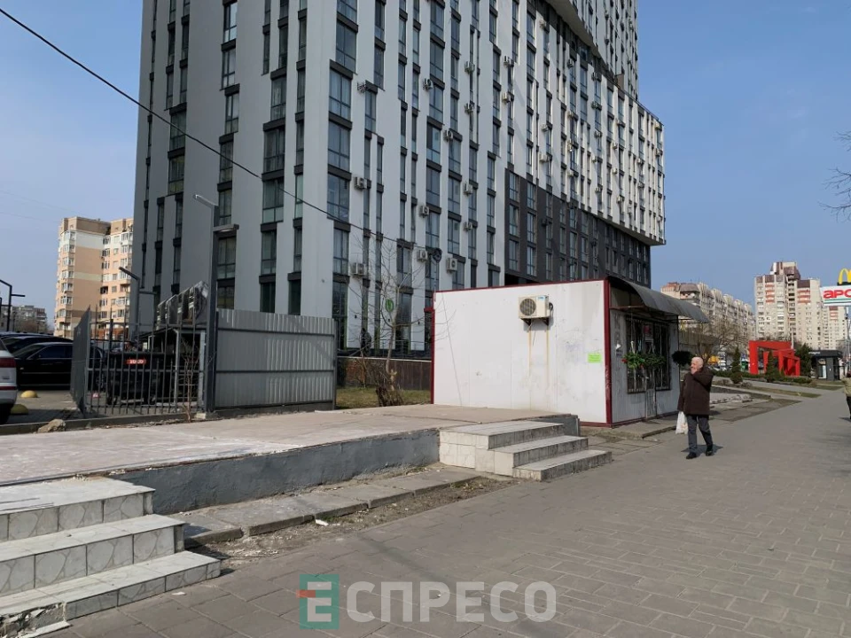 Знесені МАФи на проспекті Чорновола поруч з квітковим магазином