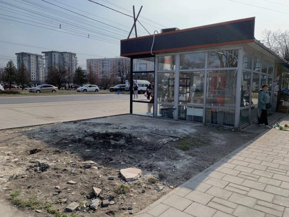 Знесений МАФ поруч із зупинкою на проспекті Чорновола