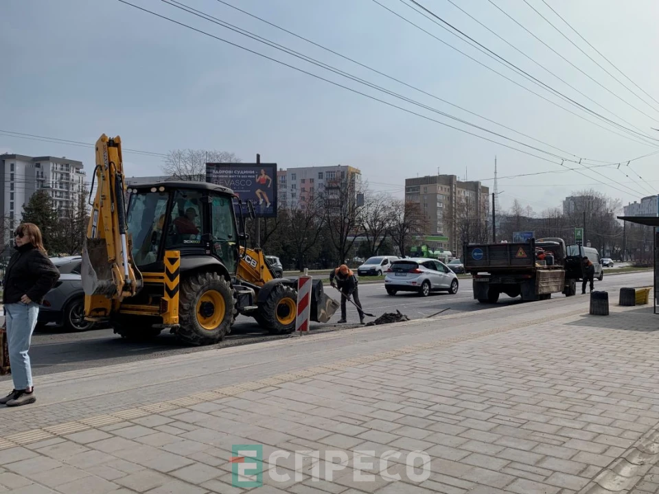 Латання дороги на проспекті Чорновола