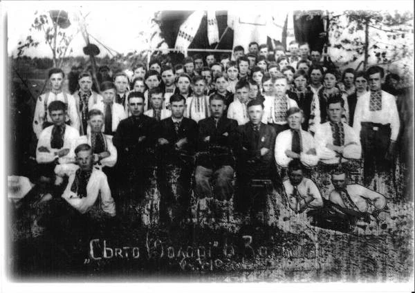 Свято молоді в с. Завишень1936 р. В. Василяшко лежить другий ліворуч. Єдине прижиттєве фото