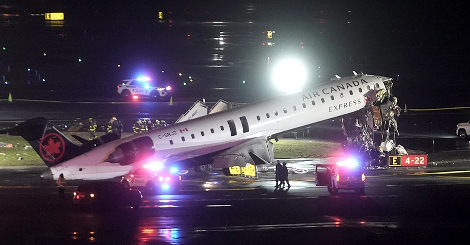 літак авіакомпанії Air Canada зіткнувся з пожежною машиною