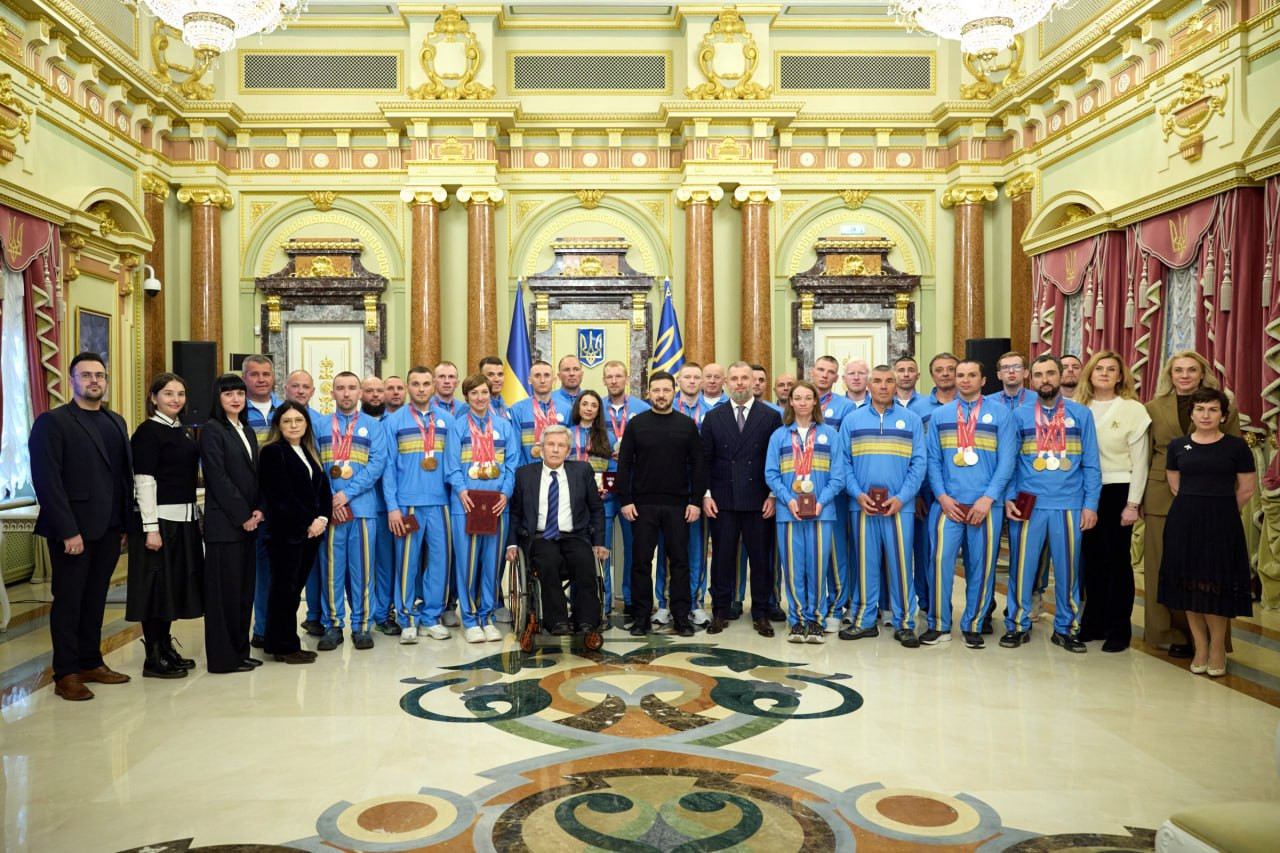 Зеленський зустрівся з медалістами Паралімпіади-2026 та відзначив їх державними нагородами