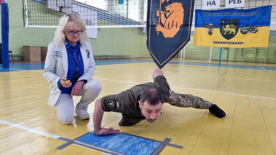 фіксація рекорду України з відтискання на тильній стороні однієї руки