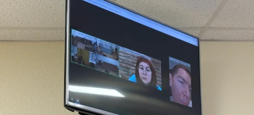 Назарій Гусаков та його адвокатка беруть участь у судовому засіданні по відеозв'язку