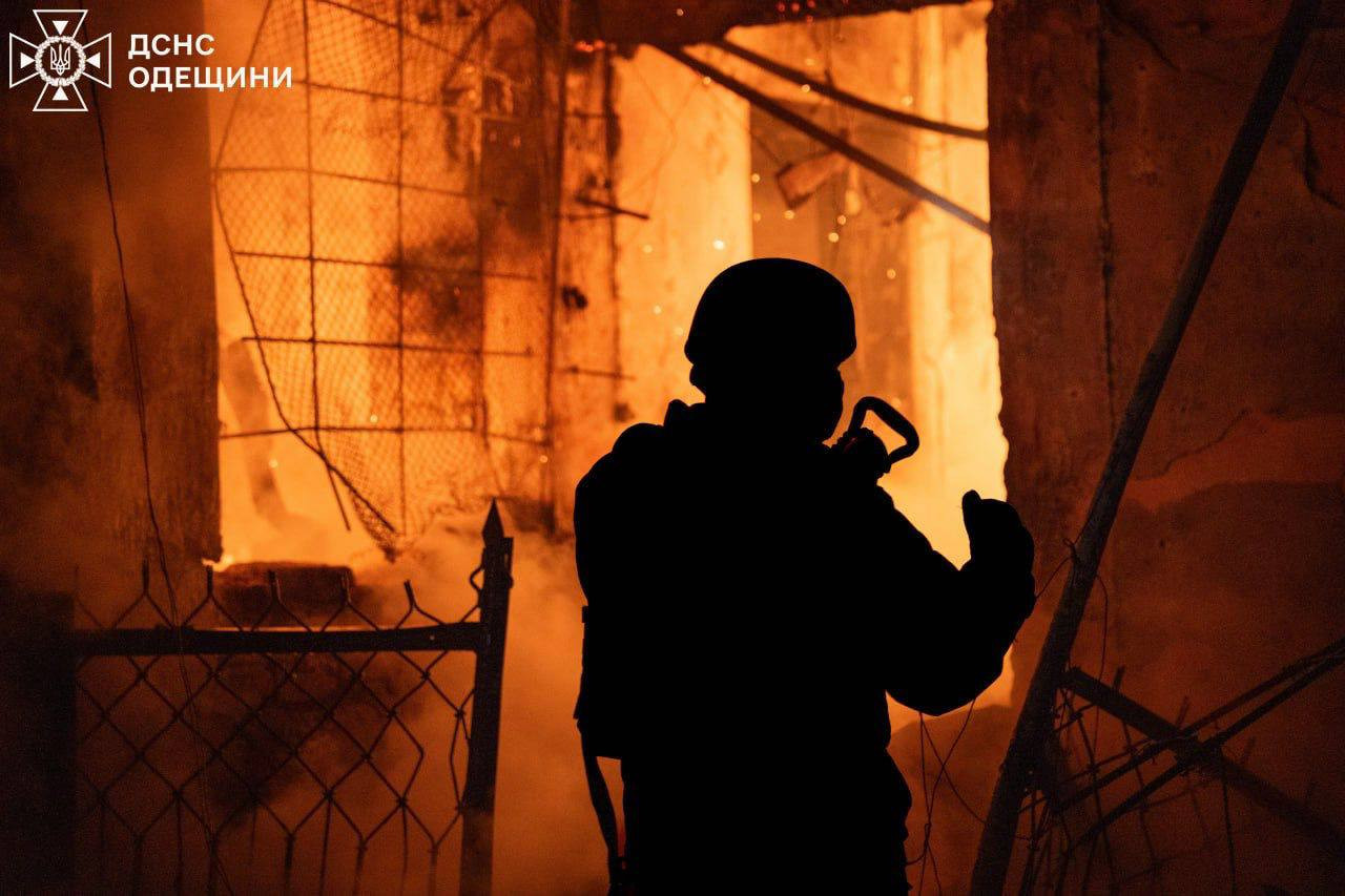 Росіяни зранку вдарили по одному з портів Великої Одеси: пошкоджено причальну інфраструктуру та зернову галерею