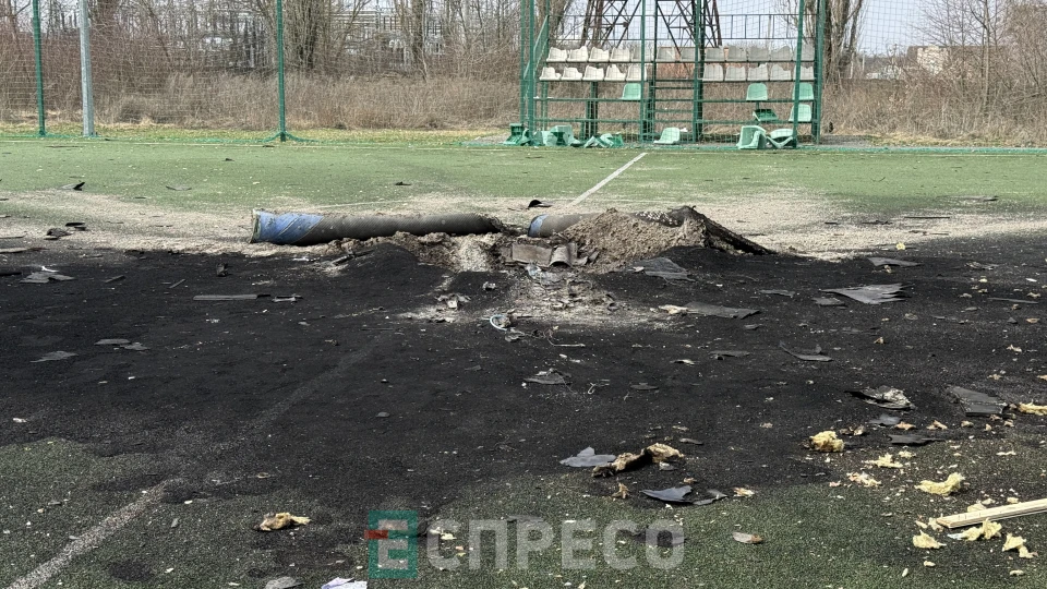 Футбольне поле в Полтаві після атаки РФ 31 березня