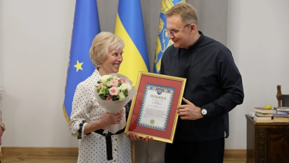 Мер Львова Андрій садовий разом з переможцями конкурсу "Найкращий двірник Львова-2026"