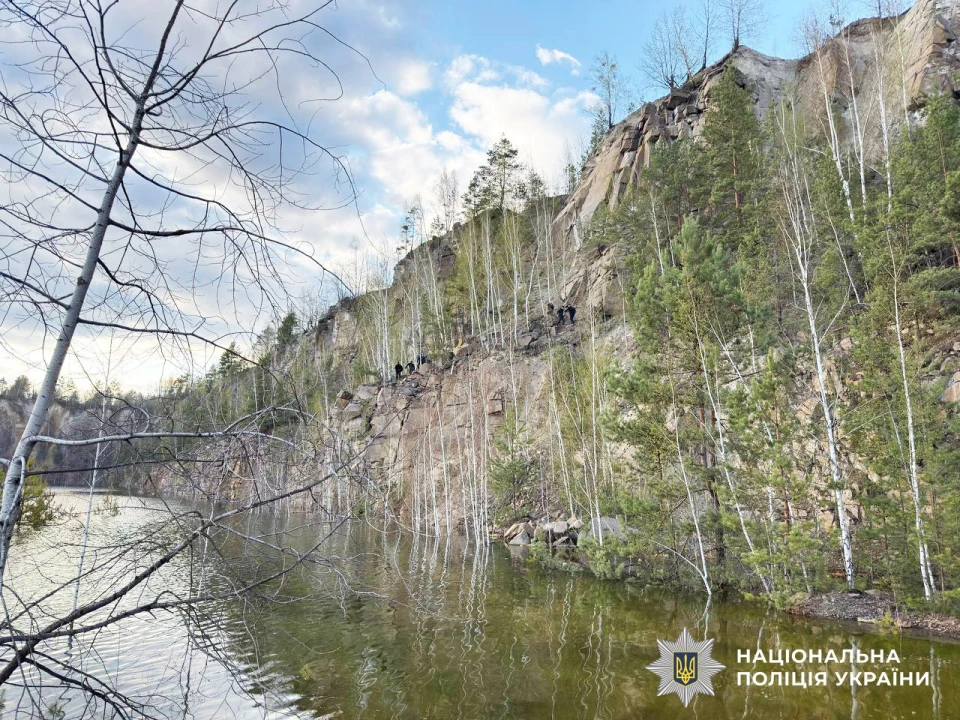 На Рівненщині після доби пошуків знайшли 10-річного хлопчика, який упав у глибокий кар’єр