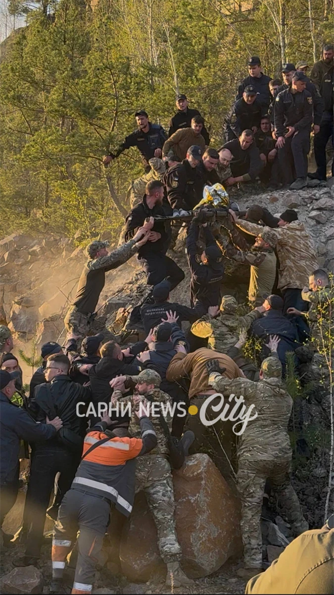 На Рівненщині після доби пошуків знайшли 10-річного хлопчика, який упав у глибокий кар’єр