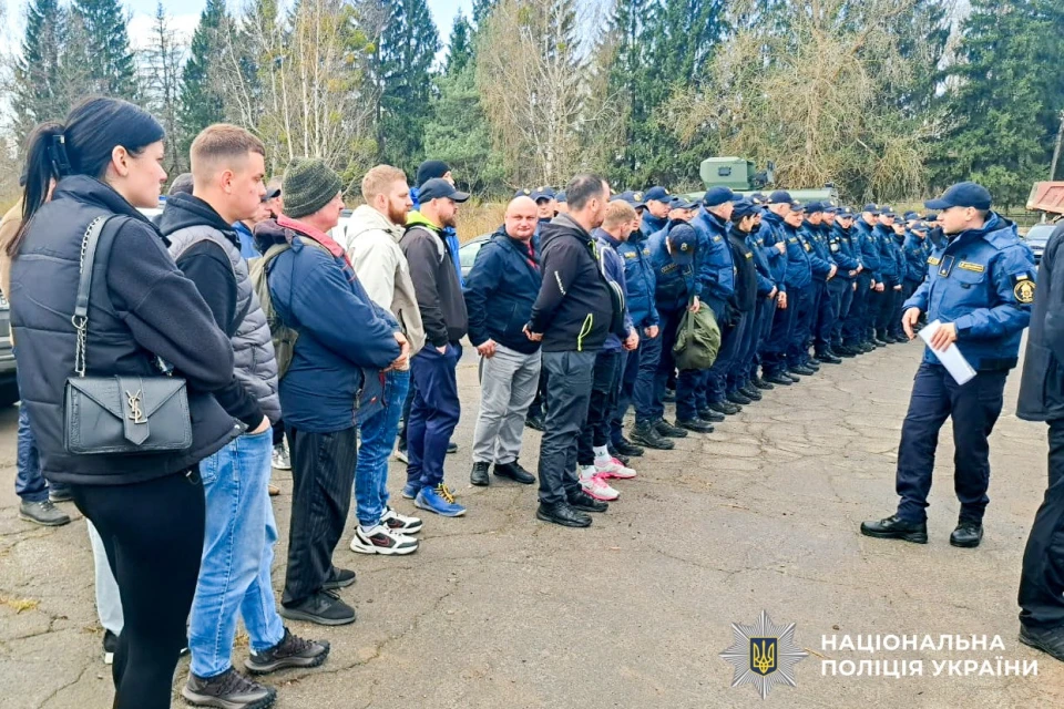 На Рівненщині після доби пошуків знайшли 10-річного хлопчика, який упав у глибокий кар’єр