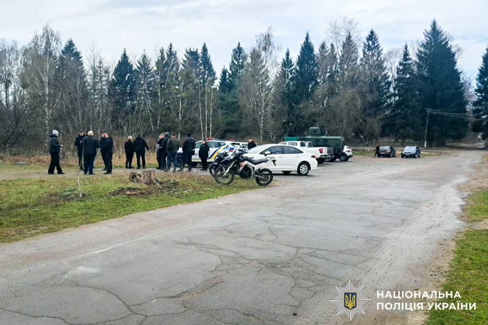 На Рівненщині після доби пошуків знайшли 10-річного хлопчика, який упав у глибокий кар’єр