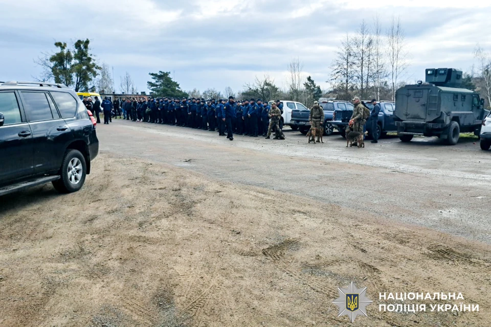 На Рівненщині після доби пошуків знайшли 10-річного хлопчика, який упав у глибокий кар’єр