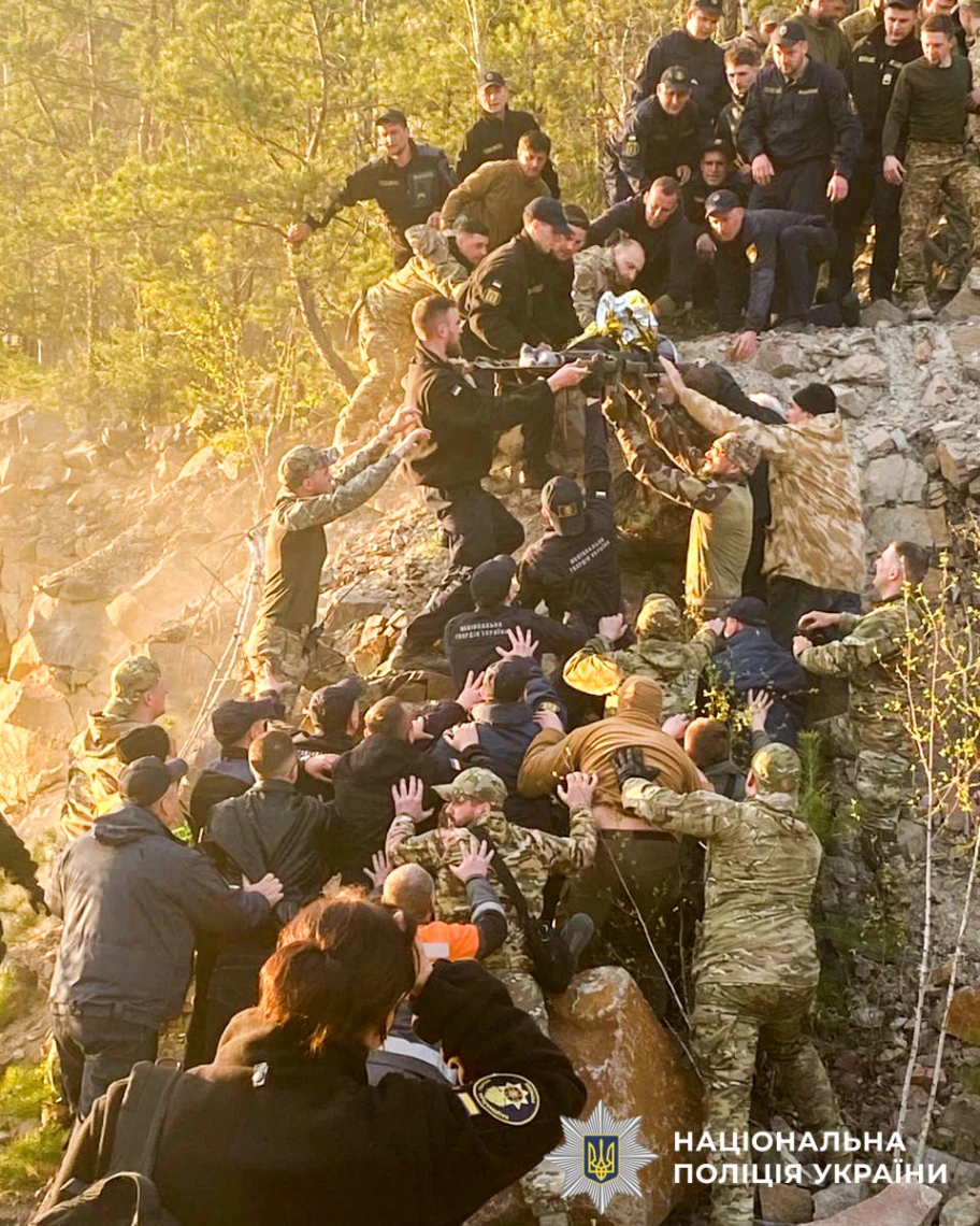 На Рівненщині після доби пошуків знайшли 10-річного хлопчика, який упав у глибокий кар’єр