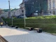 Лавки з сонячними панелями для підзарядки пристроїв біля Ратуші