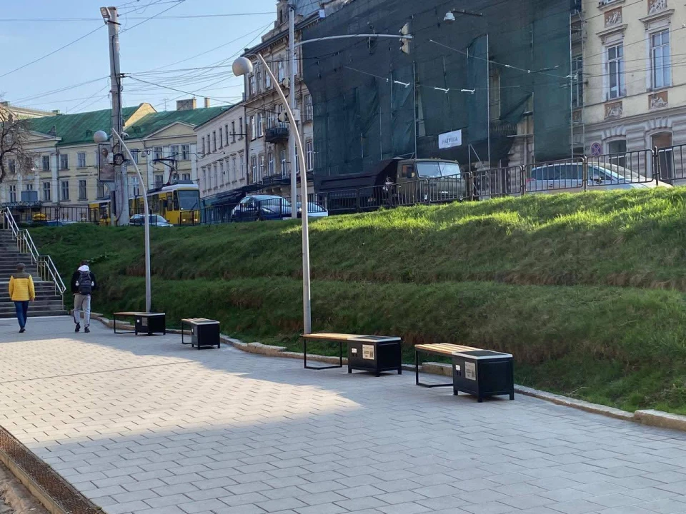 Лавки з сонячними панелями для підзарядки пристроїв біля Ратуші
