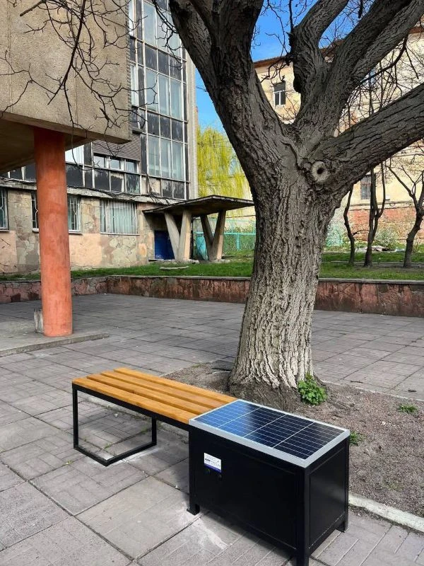Лавки з сонячними панелями з підзарядки пристроїв