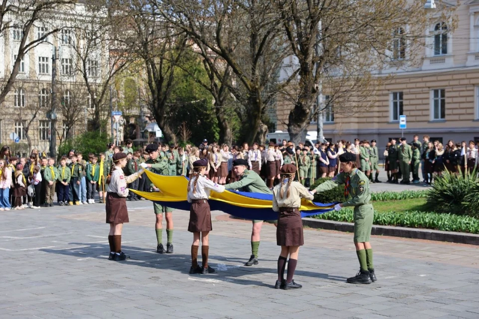 На фото: пластуни розгортають прапор України біля пам'ятника Іванові Франку у Львові на святкуванні 114-річчя Пласту, 4 квітня 2026 року