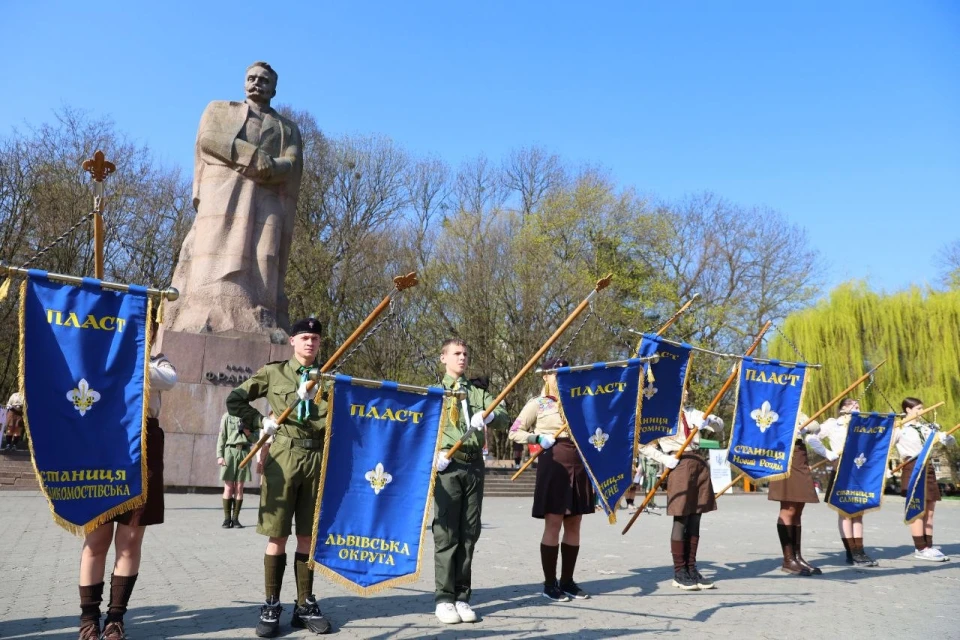 На фото: пластуни Львівської округи з прапорами станиць біля пам'ятника Іванові Франку у Львові під час відзначення 114-річчя Пласту, 4 квітня 2026 року