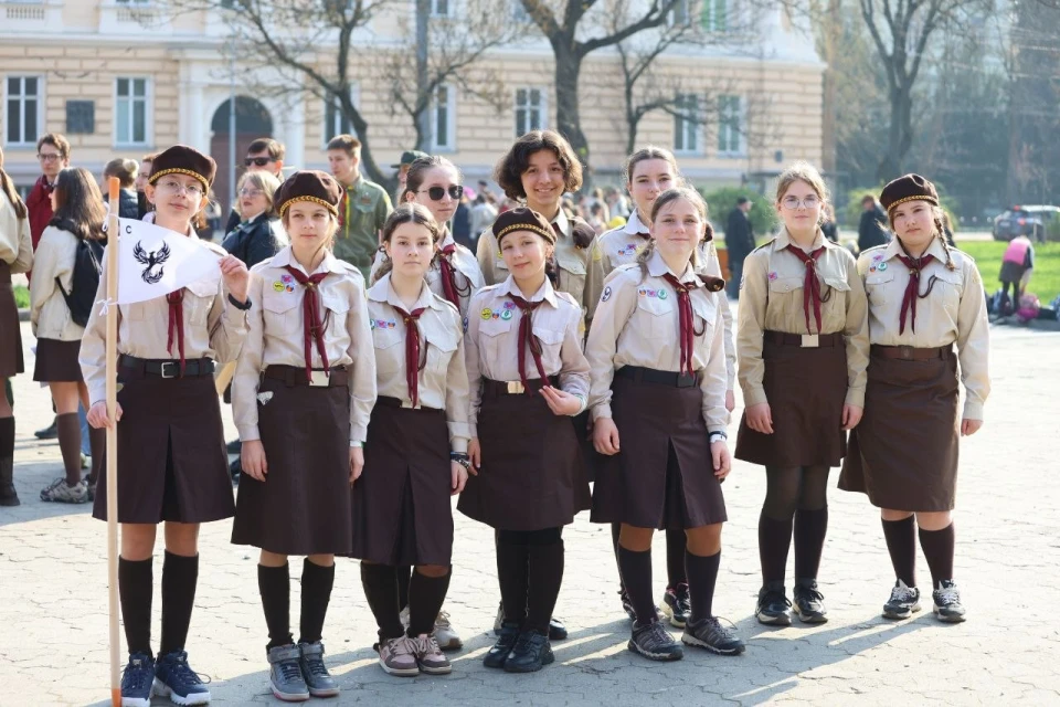 На фото: юні пластунки в уніформі на святкуванні 114-річчя Пласту біля пам'ятника Іванові Франку у Львові, 4 квітня 2026 року