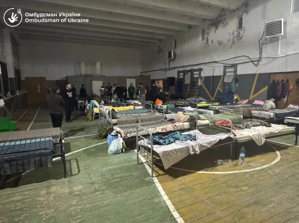 На фото: спортивний зал Ужгородського ТЦК та СП, переобладнаний під місце утримання людей, зафіксований під час моніторингового візиту омбудсмана України, 2026 рік
