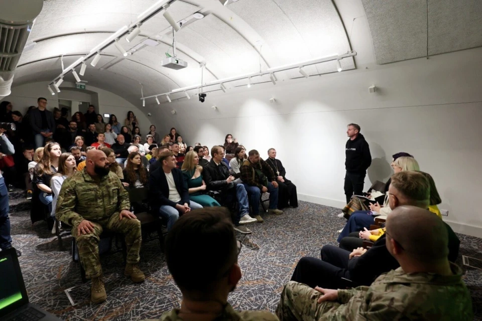На фото: відкриття фотовиставки "Хартія: Спека. 11 поглядів на війну" у підземеллі Ратуші у Львові, серед гостей — куратори виставки, військовослужбовці "Хартії" та представники міста, 4 квітня 2026 року