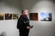 На фото: письменник і військовослужбовець бригади "Хартія" Сергій Жадан біля знімків на фотовиставці "Хартія: Спека. 11 поглядів на війну" у Львові, 4 квітня 2026 року