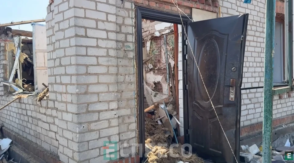 Вхід до знищеного будинку Сергія та Юлії Чернових (Коростень, 04.04.2026)