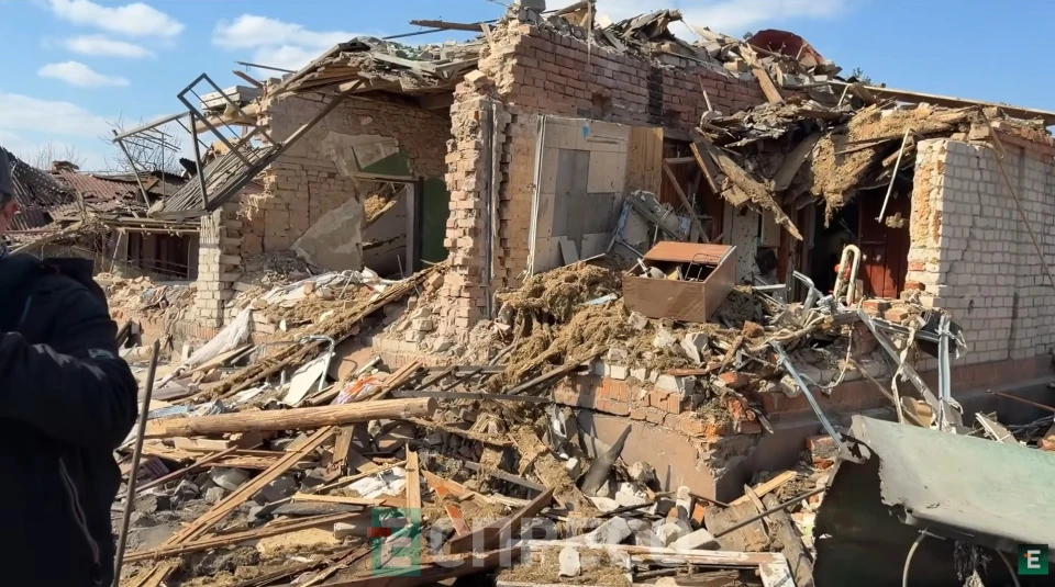 Що лишилося від дитячої кімнати (ліворуч) та ванної (праворуч) у будинку Чернових