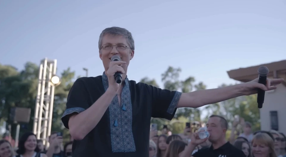 Сергій Кондратюк під час шоу "Караоке на Майдані"