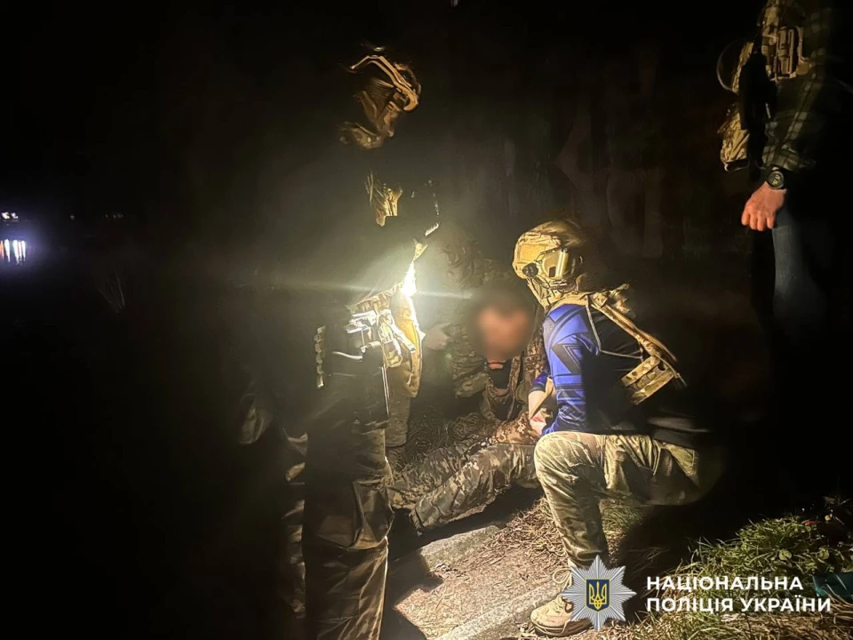 На фото: бійці спецпідрозділу КОРД затримують чоловіка вночі у Рівному, 4 квітня 2025 року