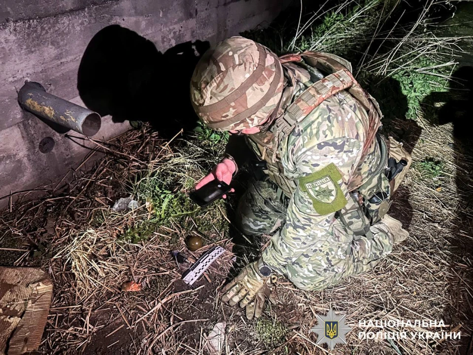 На фото: спеціаліст оглядає вилучену гранату на місці події у Рівному, 4 квітня 2025 року