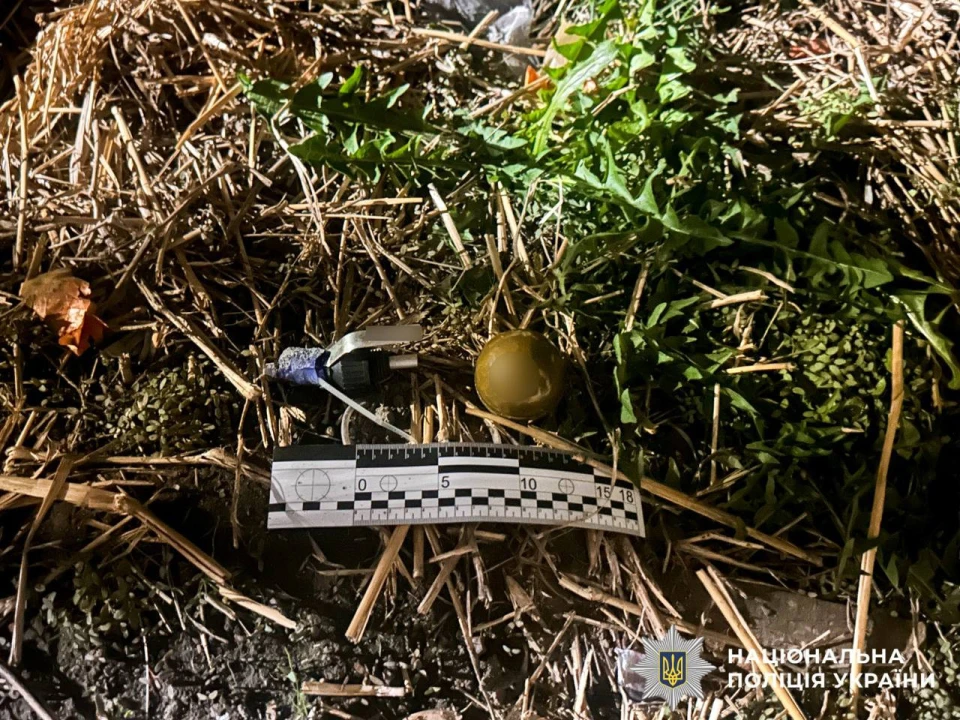 На фото: граната, затягнута стяжкою, вилучена у зловмисника у Рівному, 4 квітня 2025 року