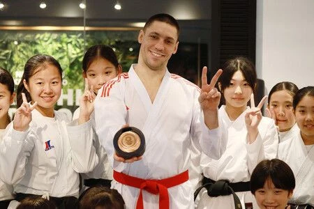 Японець повернув львівському каратисту Станіславу Горуні олімпійську медаль, куплену на аукціоні