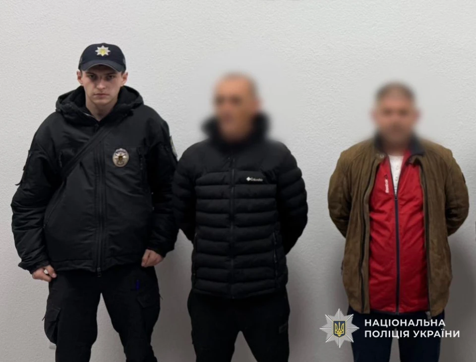 На фото: двоє підозрюваних у побитті ветерана у Тячеві під час затримання, Закарпатська область