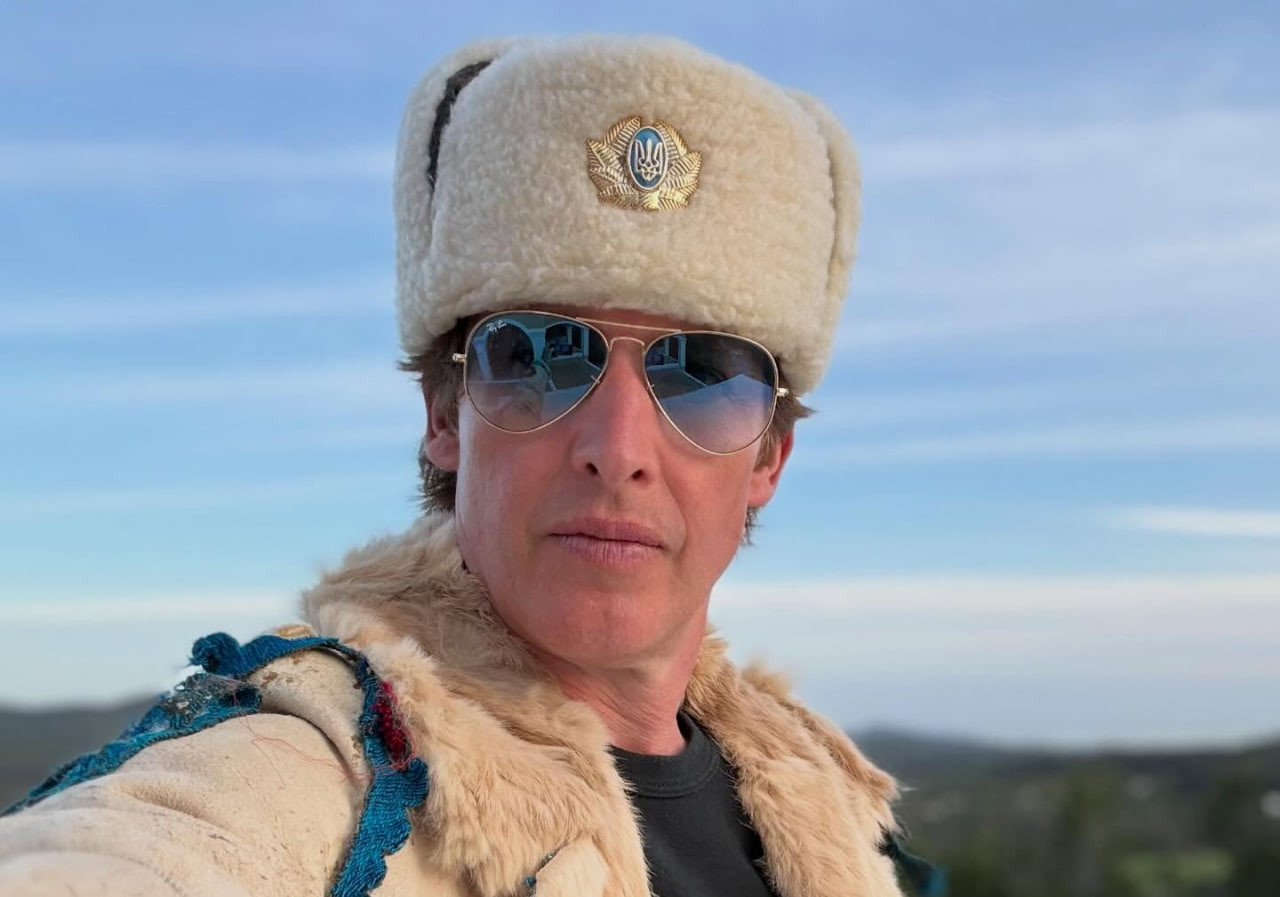 Співак Джеймс Блант, після скандалу зі знімком у шапці з гербом РФ, виклав фото в головному уборі з тризубом